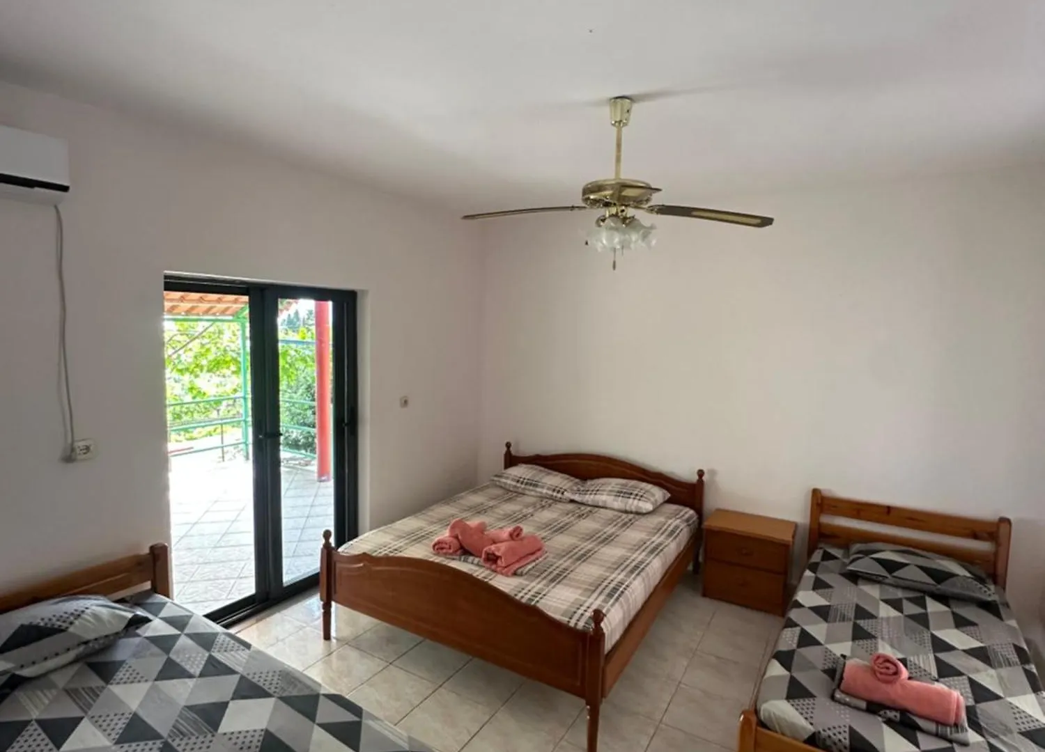 Romeo'S Guest House 2 Piqeras